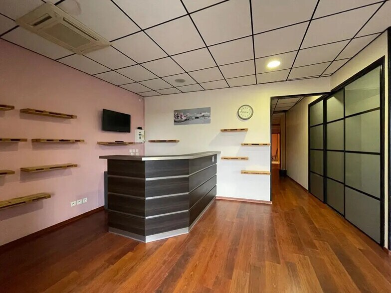 Retail in Créhange for lease - Interior Photo - Image 2 of 16