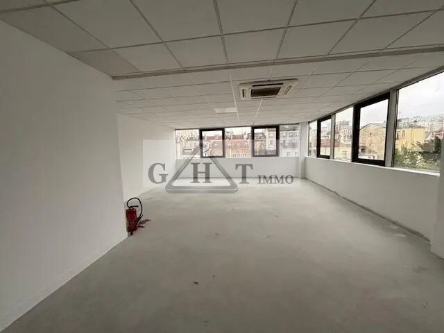 Office in Ivry-sur-Seine for lease Interior Photo- Image 1 of 5