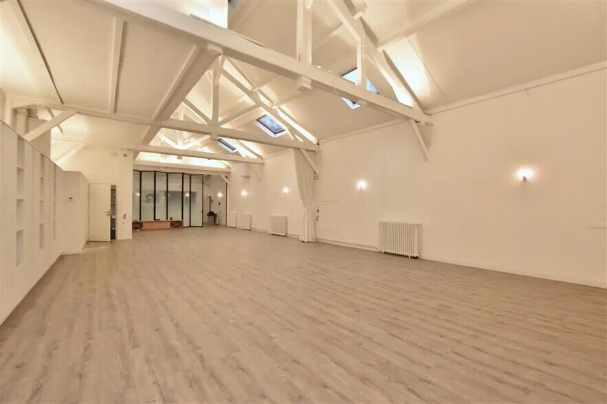 Office in Paris for lease - Building Photo - Image 1 of 9