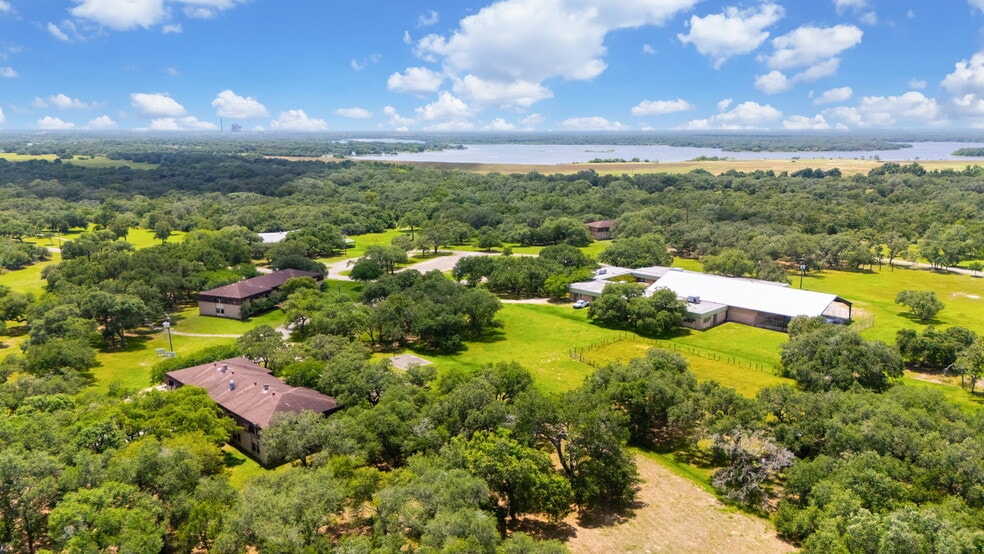 120 David Wade Dr, Victoria, TX for sale - Primary Photo - Image 1 of 38