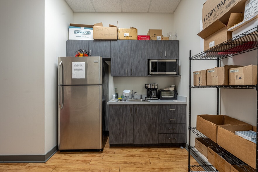 3000 Woodcreek Dr, Downers Grove, IL for lease - Interior Photo - Image 3 of 15