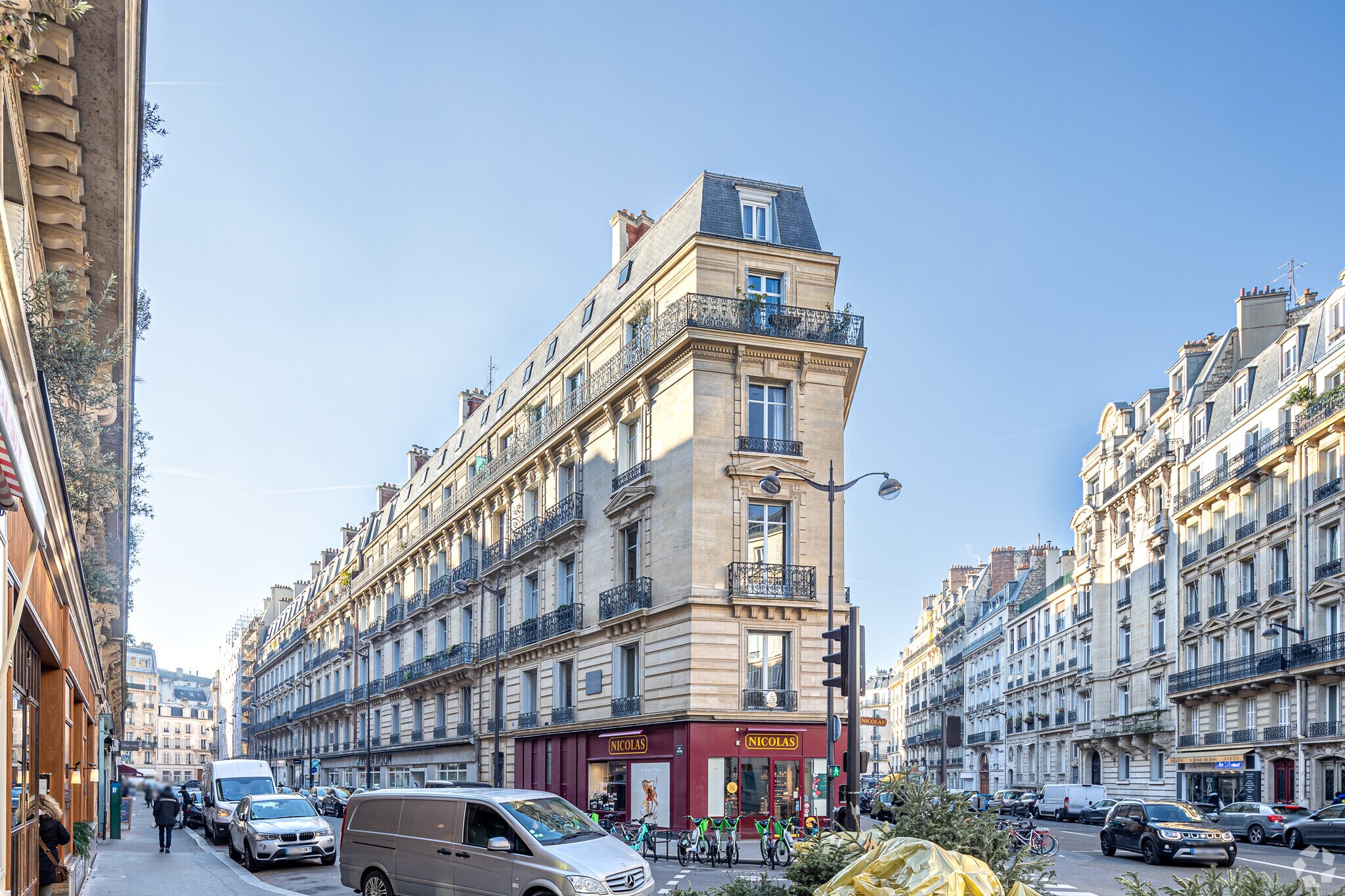 Office in Paris for lease Building Photo- Image 1 of 2