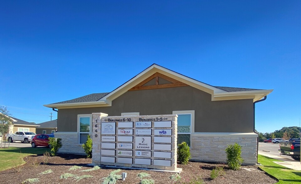 1640 Highland Falls Dr, Leander, TX for lease - Building Photo - Image 3 of 22