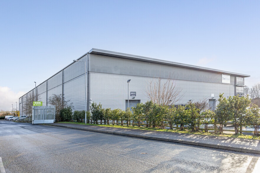 6 Mollison Ave, Waltham Cross for lease - Building Photo - Image 3 of 11