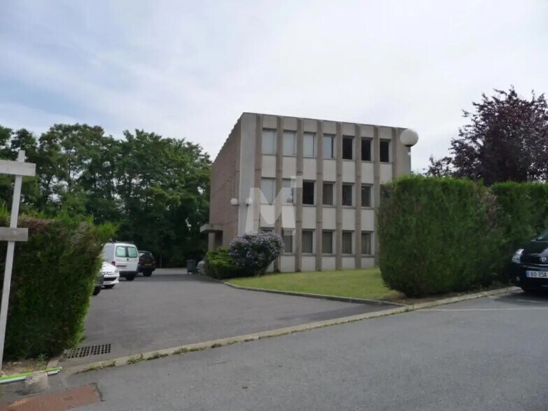 Office in Igny for lease - Building Photo - Image 2 of 8