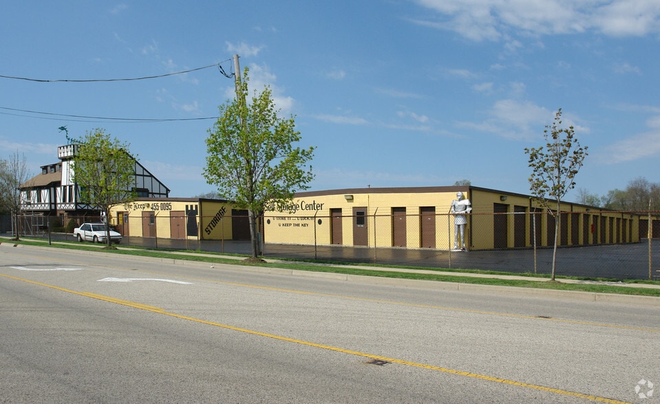 7209 Teckler Blvd, Crystal Lake, IL for sale - Primary Photo - Image 1 of 2