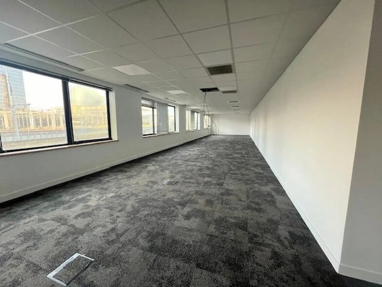 Office in Lyon for lease - Building Photo - Image 3 of 17