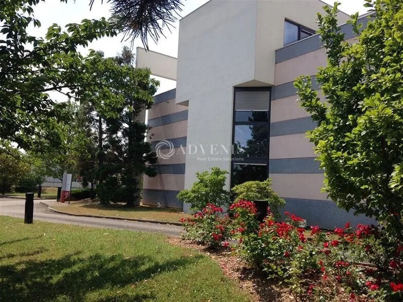Office in Saint-Quentin-Fallavier for lease - Building Photo - Image 3 of 8