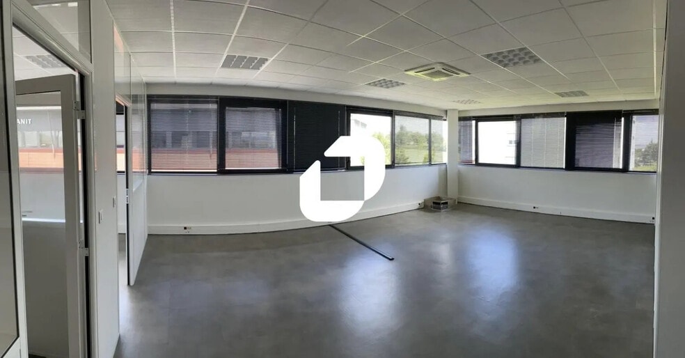 Office in Reims for lease - Building Photo - Image 2 of 10
