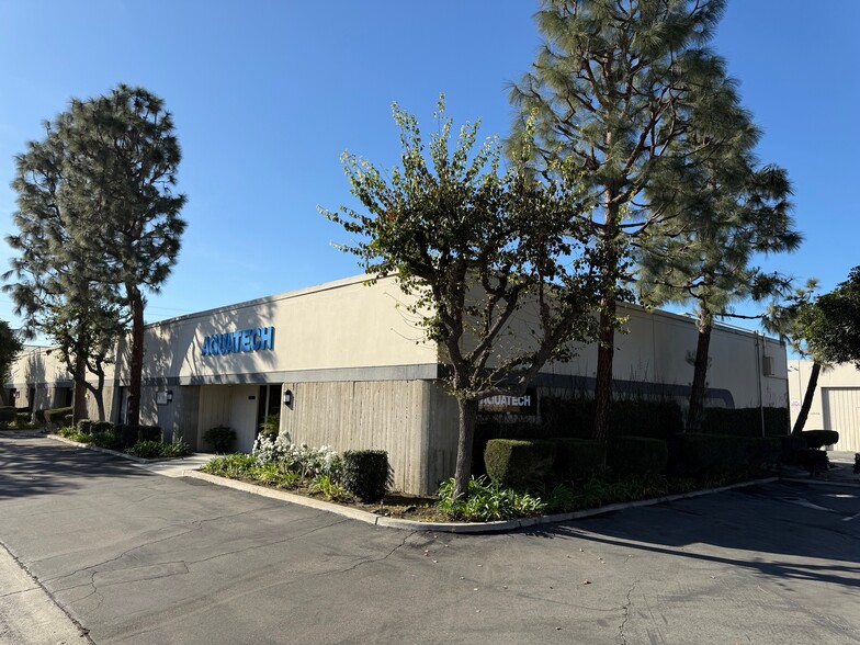 18429-18437 Amistad St, Fountain Valley, CA for lease - Building Photo - Image 1 of 2