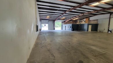 1085 Parkway Industrial Park Dr, Buford, GA for lease Interior Photo- Image 1 of 8