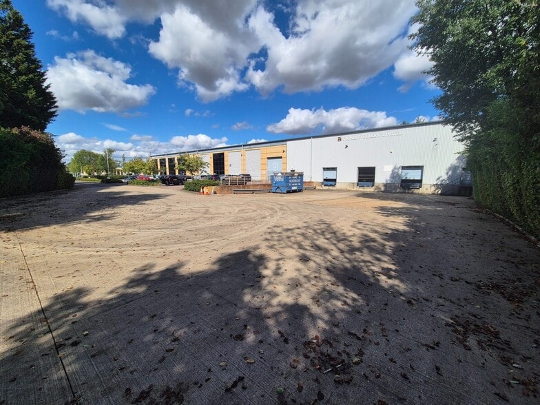 Unit 9, Stortford Hall Industrial Park, Bishop's Stortford for lease - Building Photo - Image 3 of 9