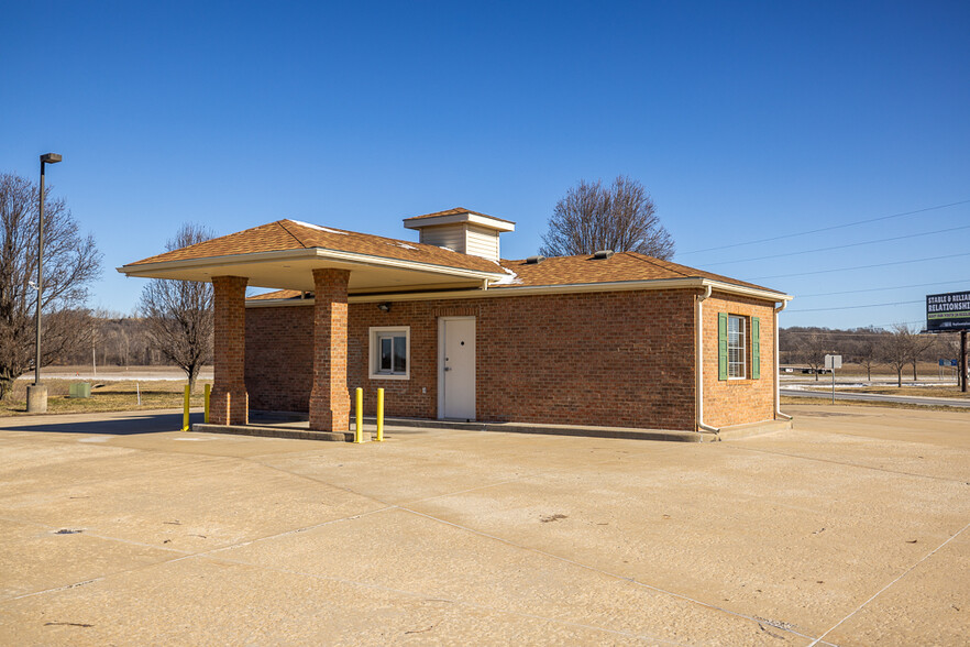 600 Hwy Z, Orrick, MO for sale - Primary Photo - Image 1 of 27