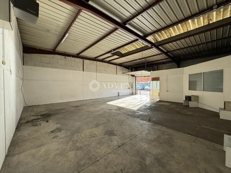 Flex in Le Blanc-Mesnil for lease - Interior Photo - Image 3 of 6