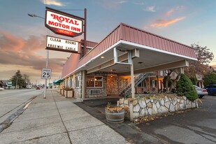 Royal Motor Inn - Theater