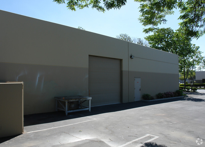 1004 Brioso Dr, Costa Mesa, CA for lease - Building Photo - Image 3 of 4