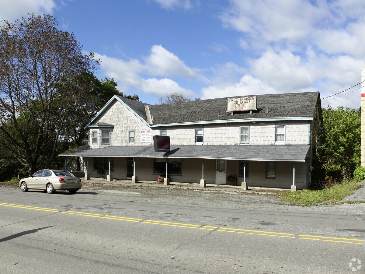 35 Spring St, Dexter, ME 04930