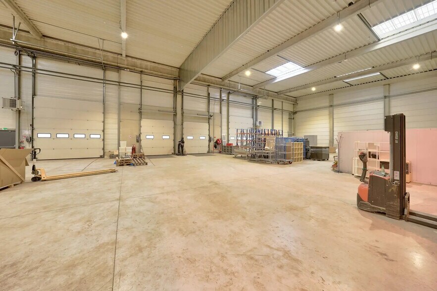 Industrial in Lieusaint for lease - Building Photo - Image 3 of 5