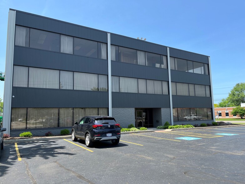 15887 Snow Rd, Brook Park, OH for lease - Building Photo - Image 3 of 12