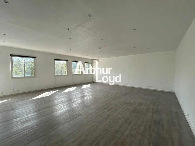 Office in Draguignan for lease - Building Photo - Image 1 of 5