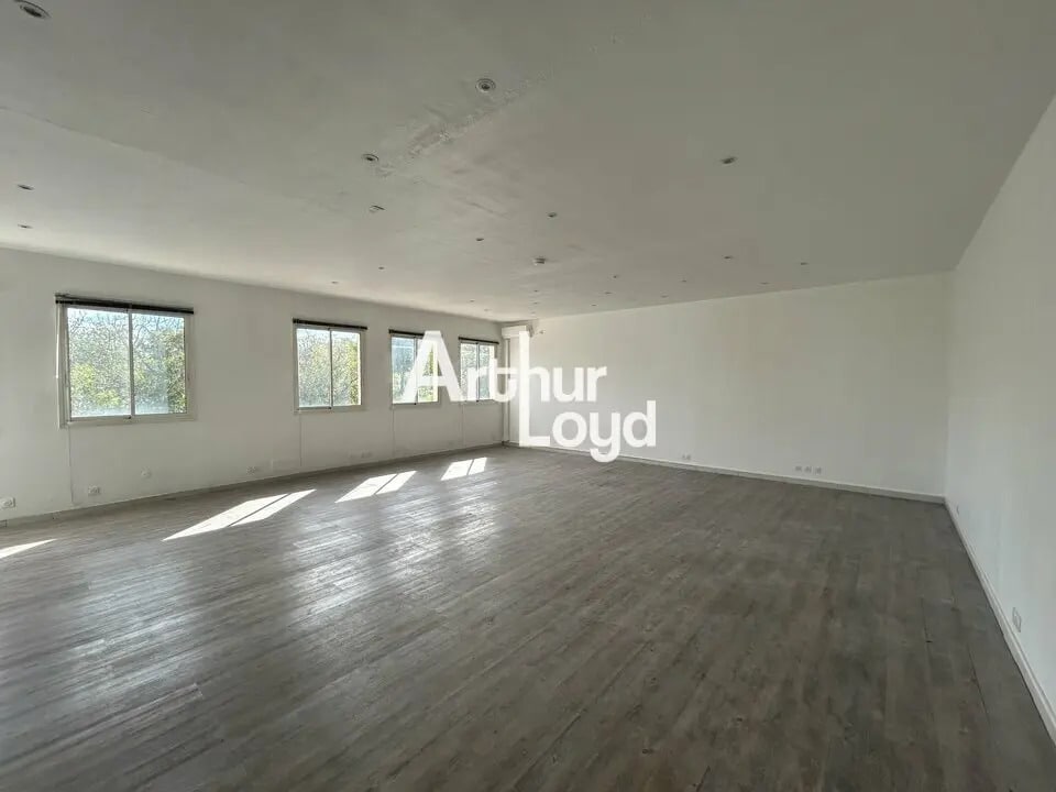 Office in Draguignan for lease Building Photo- Image 1 of 6