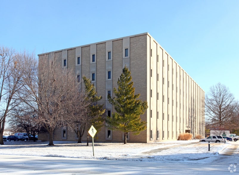 1025 Ashworth Rd, West Des Moines, IA for sale - Building Photo - Image 2 of 2