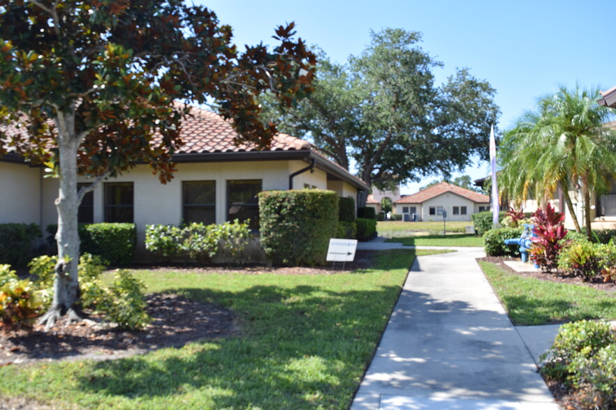 421 Commercial Ct, Venice, FL for lease - Building Photo - Image 3 of 12