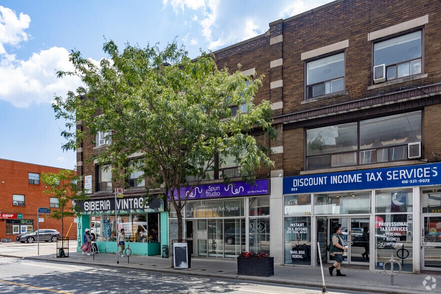 957 Bloor St W, Toronto, ON for sale - Primary Photo - Image 1 of 2