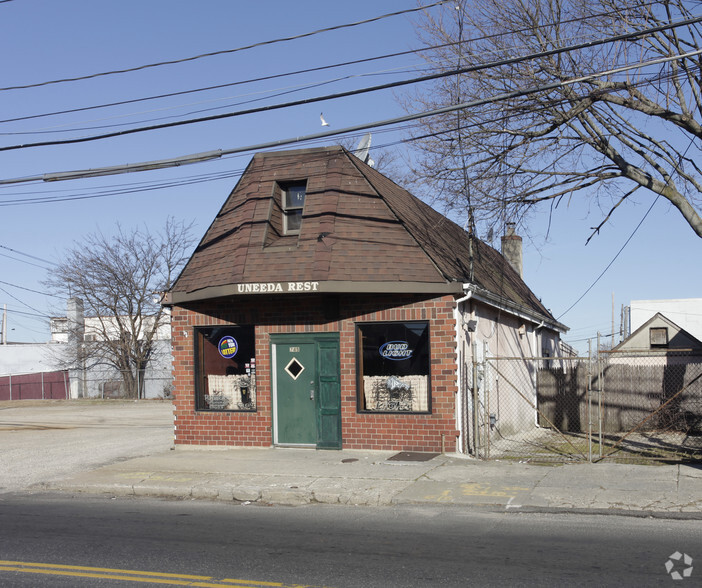 4 Buildings & Corner Vacant Lot For Sale portfolio of 5 properties for sale on LoopNet.com - Primary Photo - Image 1 of 4