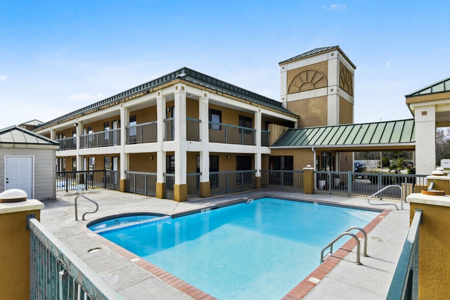 7304 Washington Ave, Ocean Springs, MS 39564