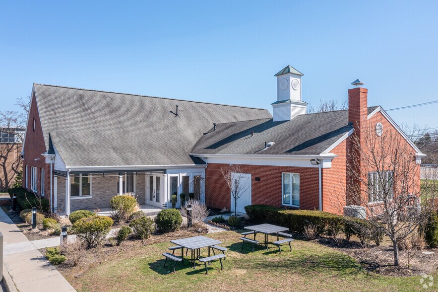 50 Vanderbilt Motor Pkwy, Commack, NY 11725