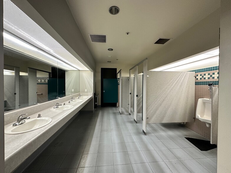 930-932 Hamlin Ct, Sunnyvale, CA for lease - Building Photo - Image 2 of 16