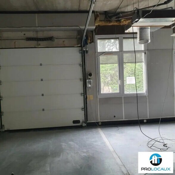 Flex in Meylan for lease - Interior Photo - Image 1 of 9