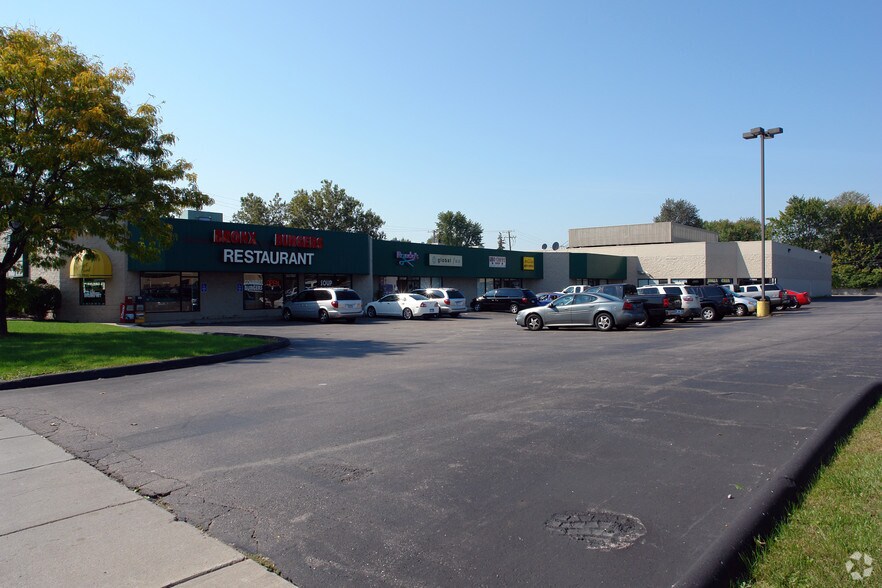 3268332747 Mound Rd, Warren, MI 48092 Heatherstone Square Plaza