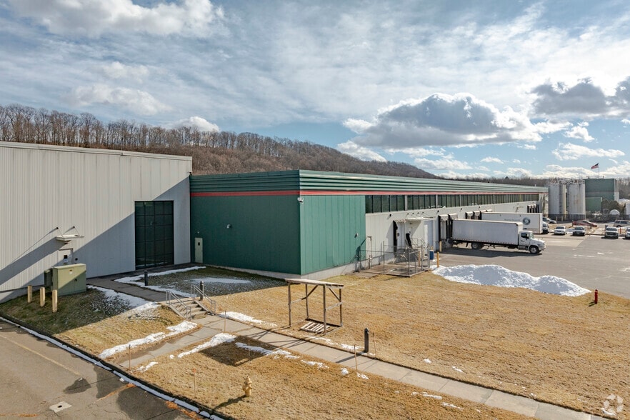 200 Pond View Dr, Meriden, CT for sale - Primary Photo - Image 1 of 1