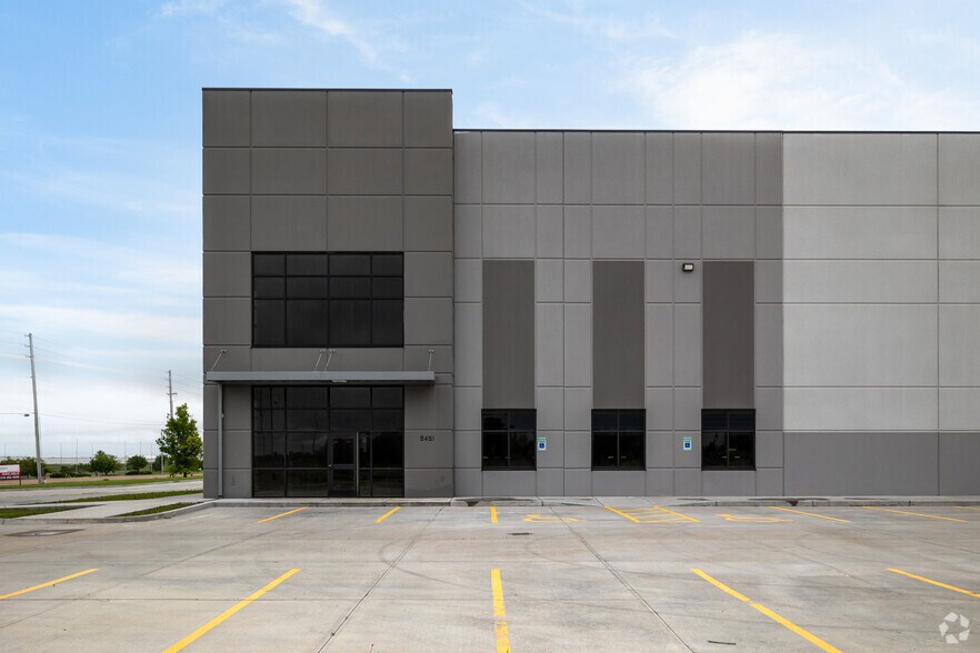 4065 N Webb Rd, Wichita, KS for lease - Building Photo - Image 2 of 4