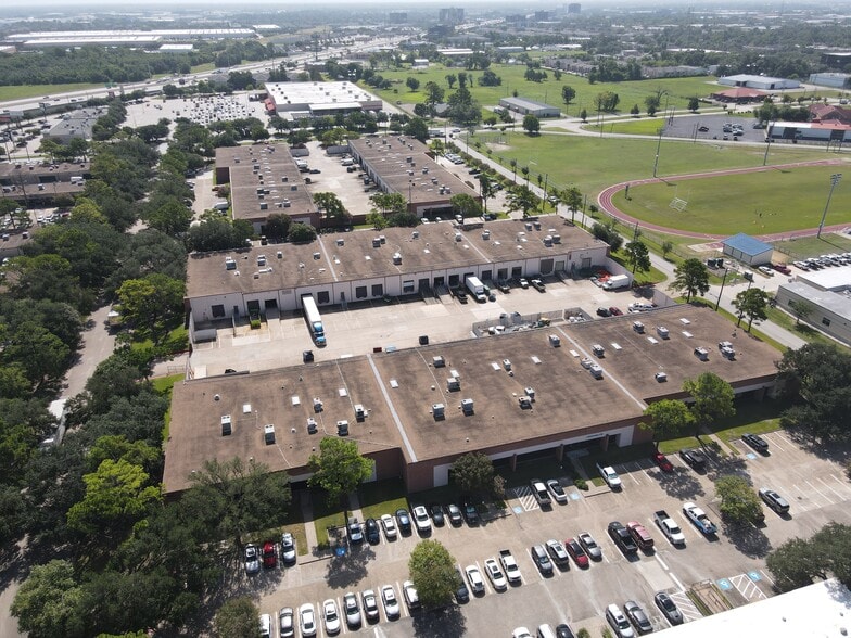6001 Stonington St, Houston, TX for lease - Building Photo - Image 2 of 7