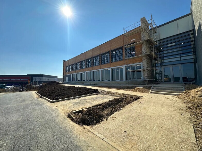 Flex in Louvres for lease - Construction Photo - Image 1 of 7