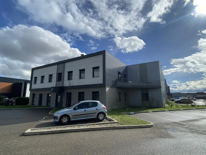 Office in Saint-Priest for lease - Building Photo - Image 1 of 14