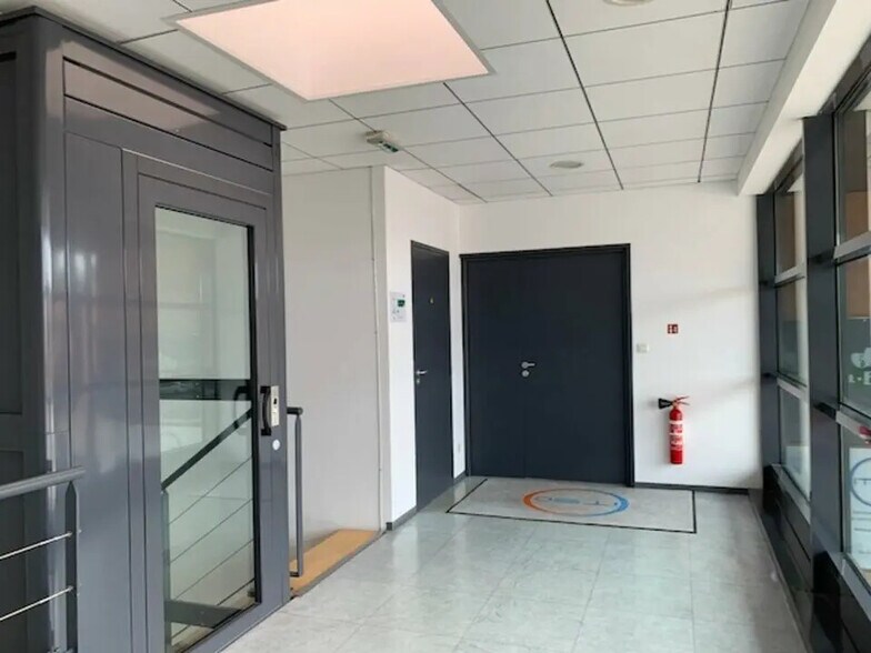 Office in Sorgues for lease - Building Photo - Image 3 of 10