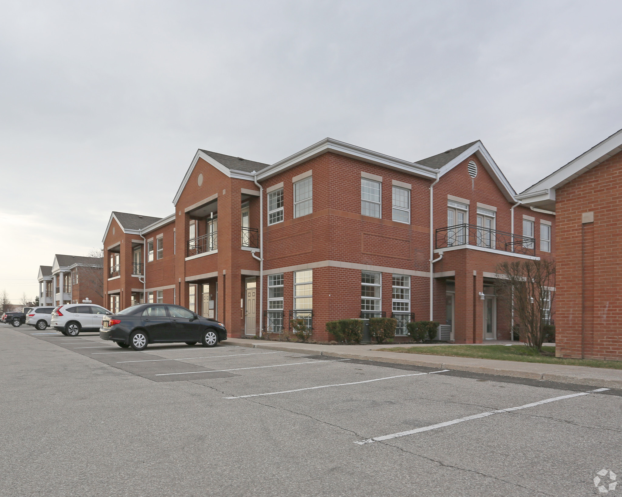 5770 Timberlea Blvd, Mississauga, ON for lease Primary Photo- Image 1 of 9