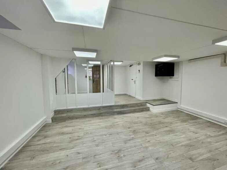 Office in Rouen for lease - Interior Photo - Image 1 of 5