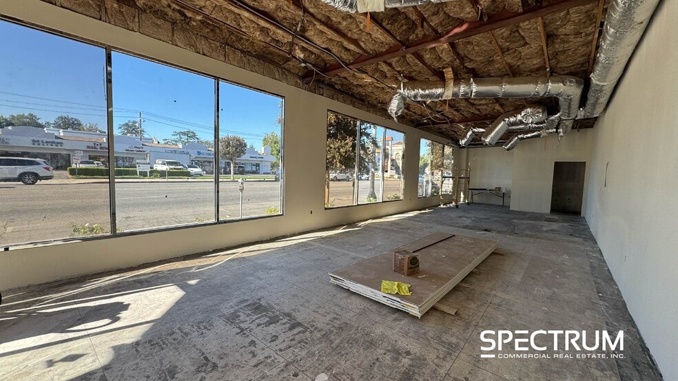19001-19015 Ventura Blvd, Tarzana, CA for lease - Building Photo - Image 2 of 4