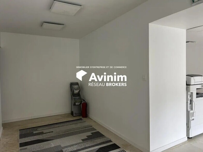 Retail in La Verpillière for lease - Interior Photo - Image 3 of 7