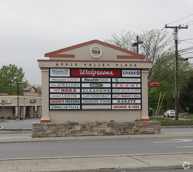 702-706 Freedom Plains Rd, Poughkeepsie, NY for lease - Building Photo - Image 2 of 6