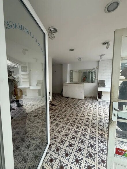 Retail in Saint-Mandé for lease - Building Photo - Image 1 of 6