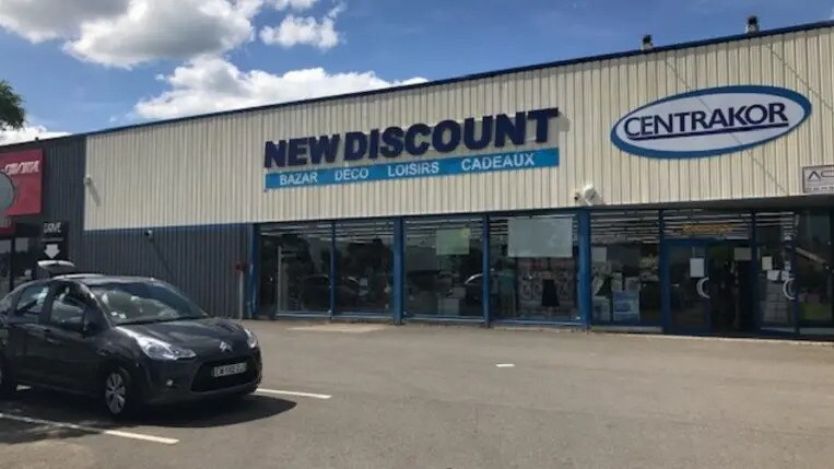 Retail in Cosnes-et-Romain for lease Building Photo- Image 1 of 4