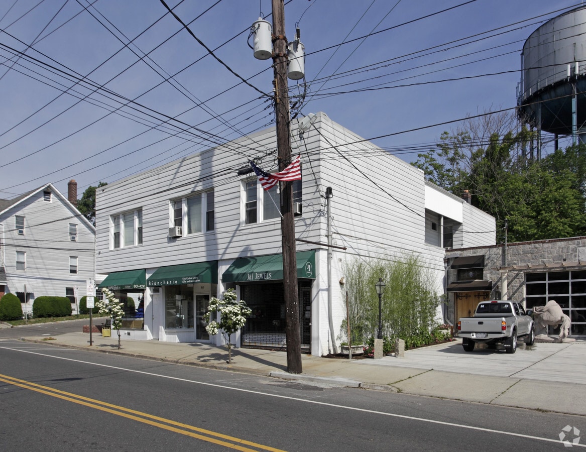 5862 Glen Head Rd, Glen Head, NY 11545