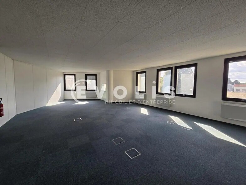 Office in Saint-Aubin for lease - Interior Photo - Image 3 of 8