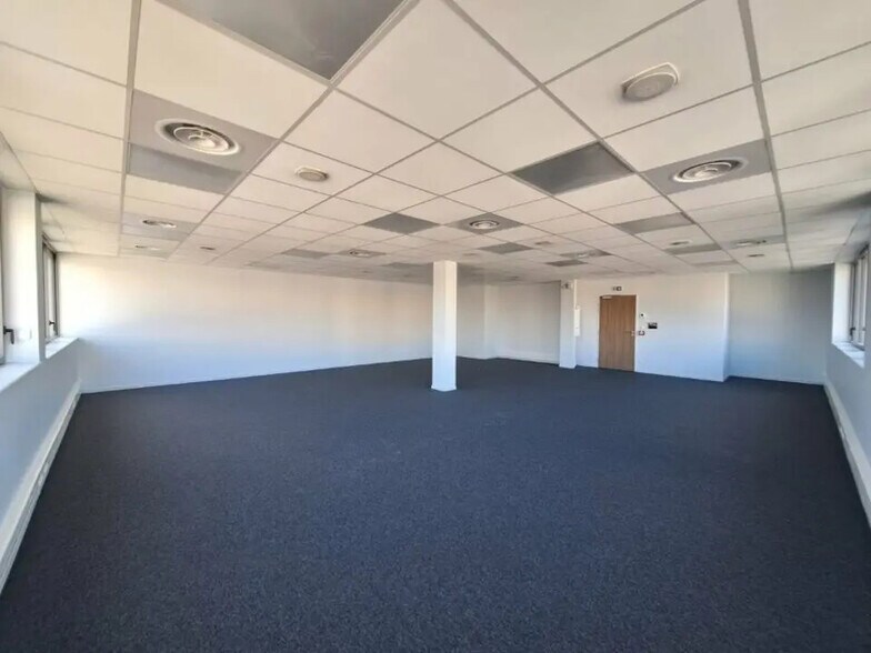 Office in Valence for lease - Building Photo - Image 2 of 5